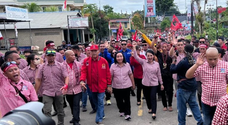 Diantar Ribuan Pendukung, Pasangan KREN Resmi Daftar ke KPU Landak