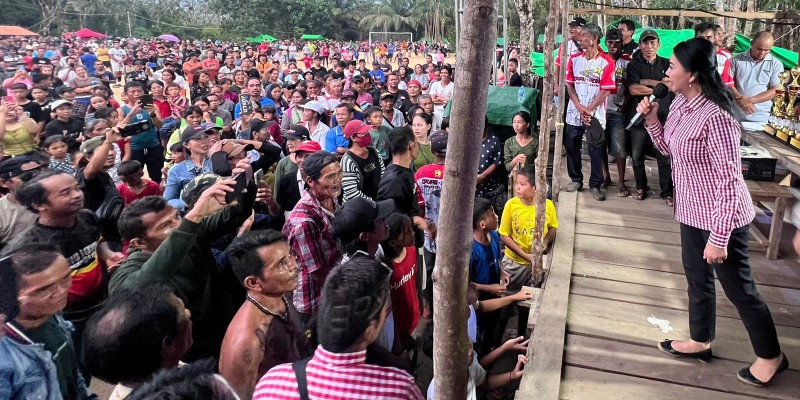 Karolin dalam acara penutupan Turnamen Roah Cup Agak Hilir