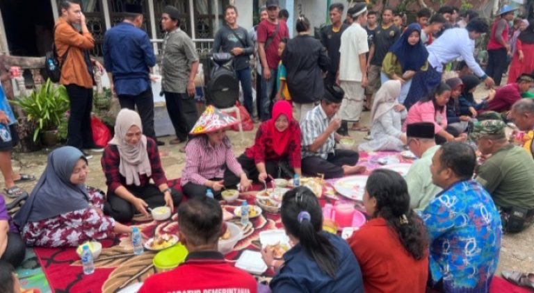 Karolin Margret Natasa Hadiri Sedekah Kampong di Desa Serimbu