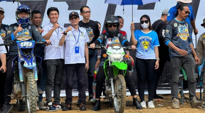 karolin jajal Landak Jadi Tuan Rumah Grasstrack Seri ke - 2 Kalbar, Karolin Menjajal Sirkuit Juang