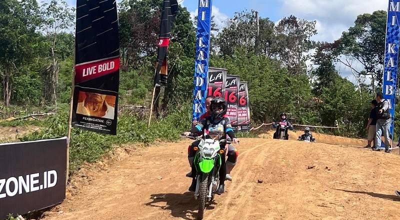 Karolin menjajal Sirkuit Juang pada pembukaan Grasstrack Seri ke - 2 Kalbar/ist