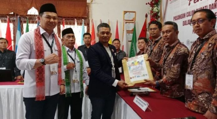 maju pilkada fransiskus diaan sukardi daftar ke kpu Maju Pilkada Kapuas Hulu, Fransiskus Diaan-Sukardi Resmi Daftar di KPU