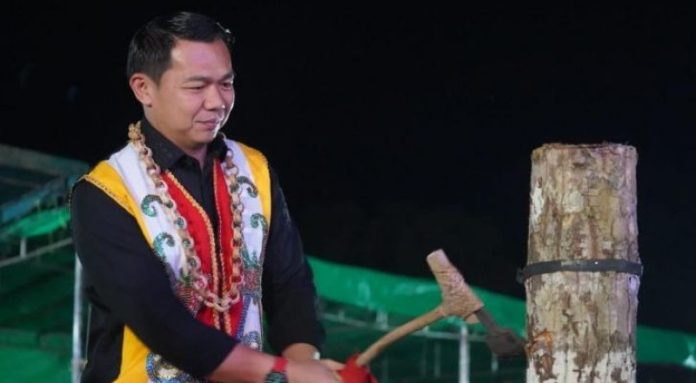 Bupati Fransiskus Ajak Masyarakat Dayak Jaga Budayanya Bupati Fransiskus Diaan Dorong Masyarakat Lestarikan Budaya Dayak