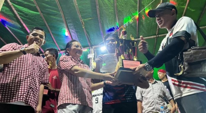 Pasangan Calon Bupati dan Wakil Bupati Karolin dan Erani (KREN) menyerahkan penghargaan kepada pemain turnamen Garoh Cup/ist