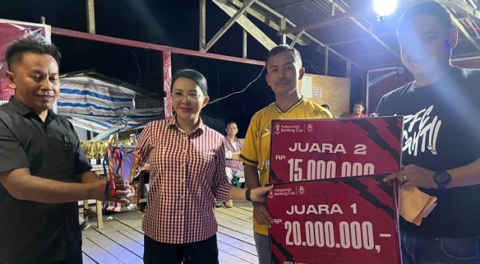 Karolin Tutup Turnamen Banteng Cup di Kecamatan Sengah Temila