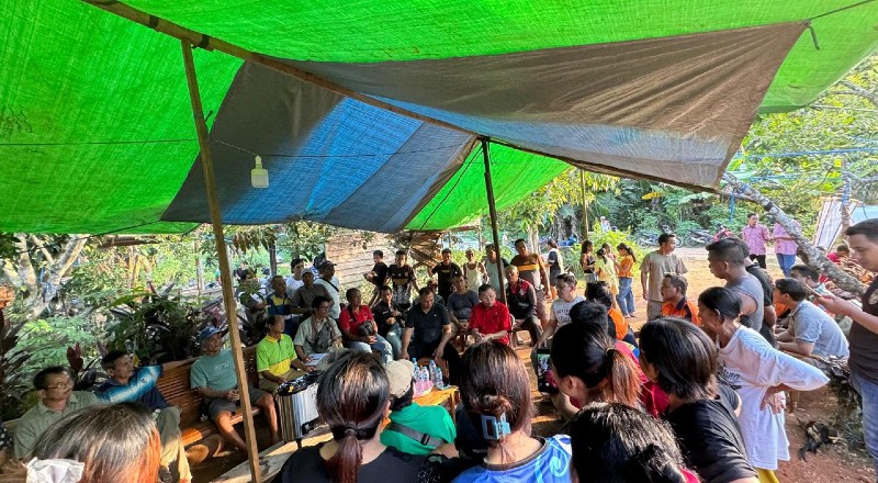 Anggota Komisi VII DPR RI, Cornelis saat berkunjung ke rumah duka korban tanah longsor/ist