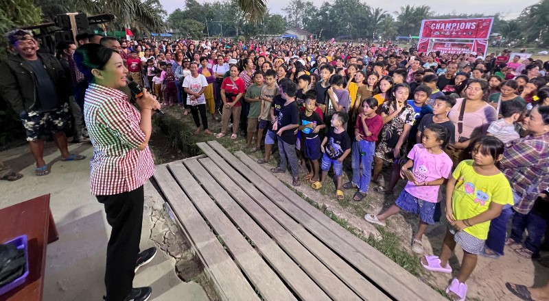 Calon Bupati Landak Karolin Margret Natasa menutup dan menyerahkan hadiah Turnamen Sepak Bola Tebedak Cup IV 2024/ist