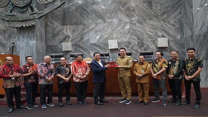 Sambangi Komisi V DPR RI, Bupati Fransiskus Diaan Kolaborasi Bangun Kapuas Hulu