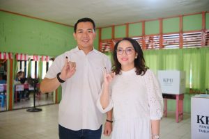 Kenakan Baju Putih, Bupati Kapuas Hulu dan Keluarga Coblos di TPS 012 SDN 4 Putussibau Utara
