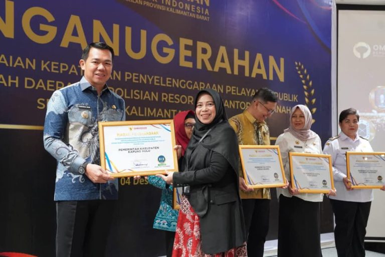 Bupati Kapuas Hulu Terima Penghargaan Pelayanan Publik Tahun 2024