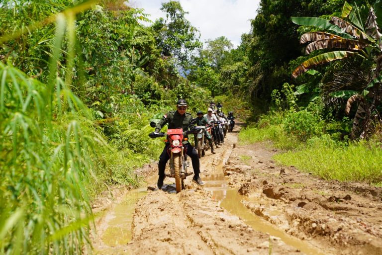 Lewati Jalan Rusak, Bupati Fransiskus Diaan dan Dandim Putussibau Tinjau Kegiatan Karya Bhakti TNI di Nanga Raun