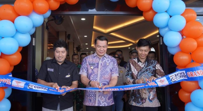 Bupati Fransiskus 1 Hadiri Grand Opening Rich's Coffee x Diamond Pool, Bupati Fransiskus Diaan Harap Dorong Ekonomi Lokal dan Serapan Tenaga Kerja