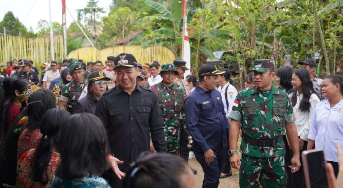 Bupati Kapuas Hulu, Fransiskus Diaan Bupati Kapuas Hulu Hadiri Penutupan TMMD Reguler ke-142 di Dusun Umbin