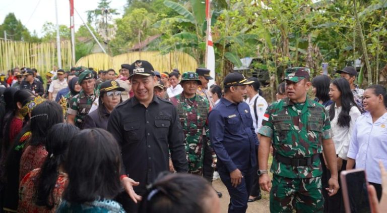 Bupati Kapuas Hulu Hadiri Penutupan TMMD Reguler ke-142 di Dusun Umbin