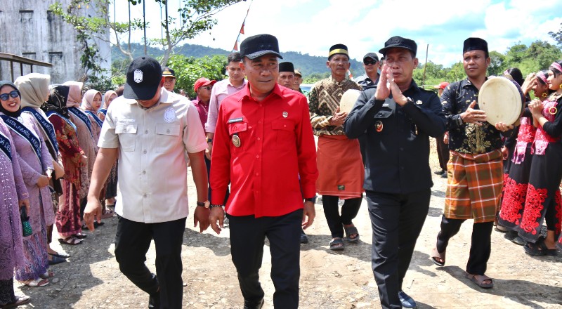 WaKil Gubernur Kalbar Krisantus didampingi Wabup Kapuas Hulu Sukardi Hadiri Peresmian SMKN 1 Silat Hulu dan Musyawarah Adat Melayu Ke-III Wilayah Kepenggawaan Desa Landau Badai/ist