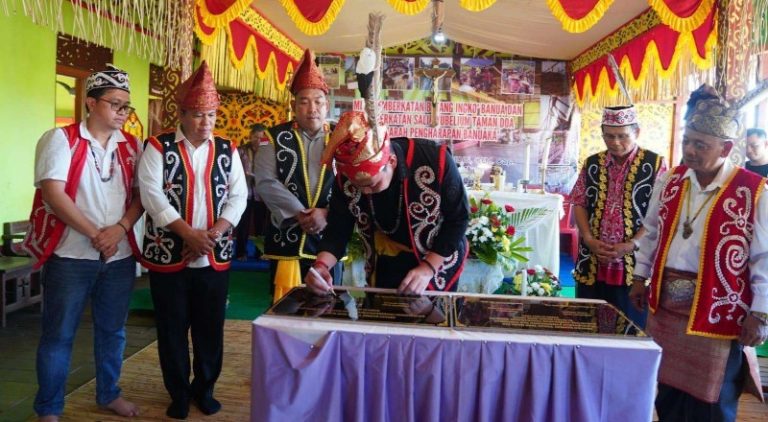 Resmikan Rumah Betang, Bupati Kapuas Hulu: Semoga Rumah Betang Ini Terberkati