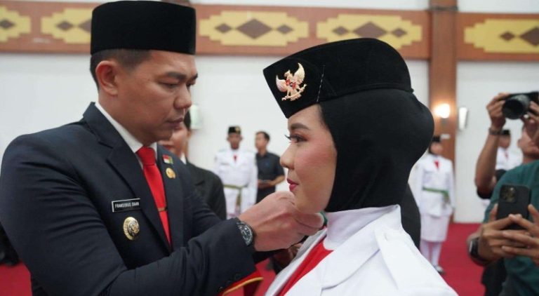 Bupati Fransiskus Diaan Kukuhkan 27 Paskibraka Kapuas Hulu 2025
